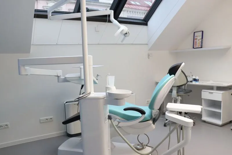 Čekárna Prague Healthcare – prémiové Chesterfield sedačky