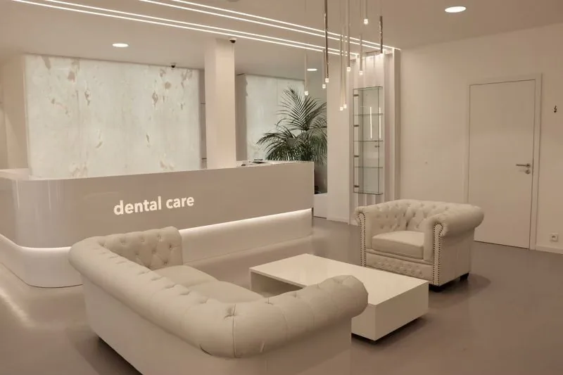 Čekárna zubní ordinace Prague Healthcare s koženými sedačkami